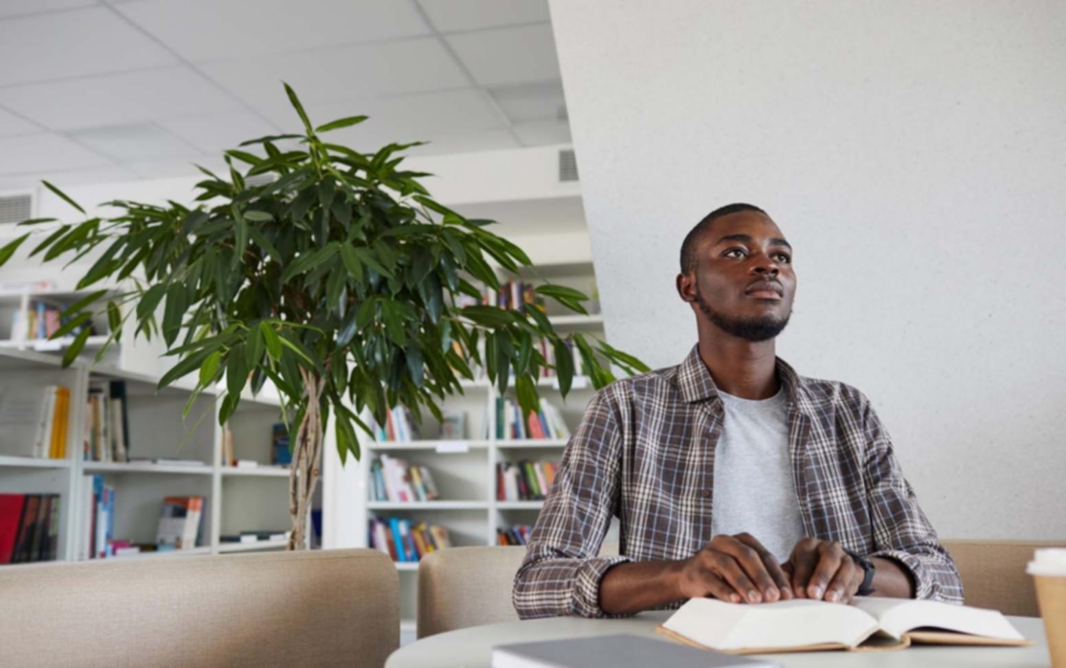 Студент працює над завданням курсу